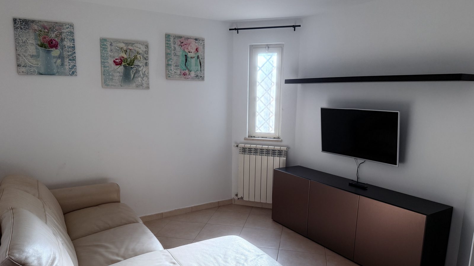 Il salotto dell’Appartamento al Mare — divano e TV