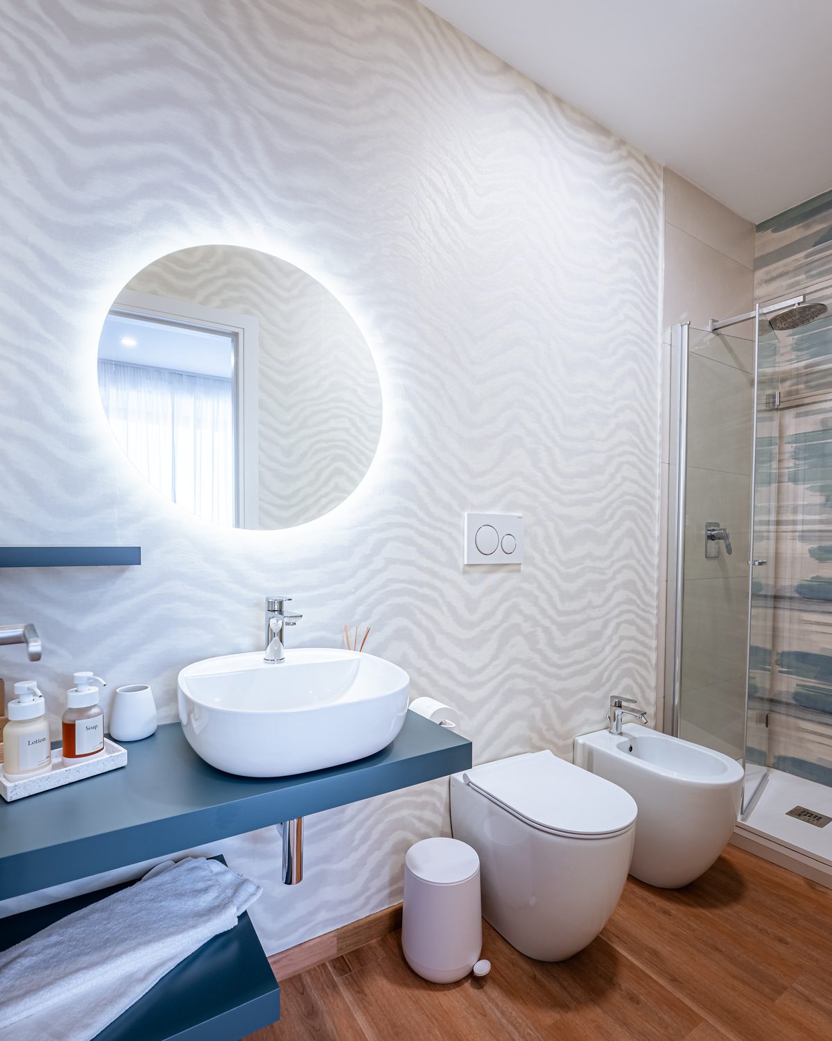 Il bagno privato de La Bellone — lavabo blu e doccia