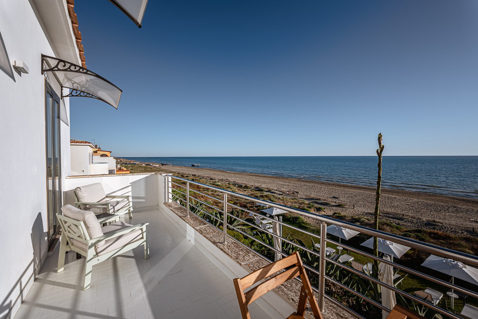 Il terrazzo sul mare della suite La Biancolella