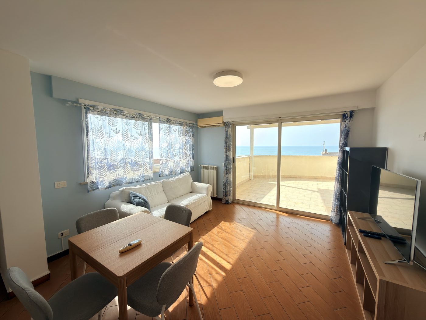 Luce e litorale dal salotto — Attico al Mare, Meduse Seafront Apartments