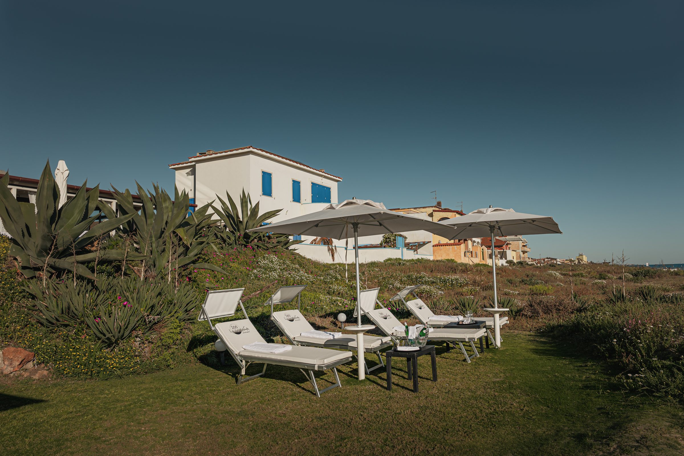 La postazione VIP sul prato, davanti al mare di Torvaianica